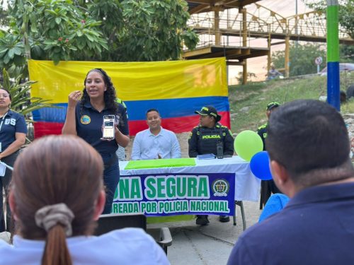 Policía Comunitaria durante reunión de seguridad en Cartagena