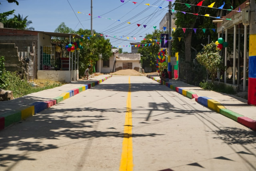Nuevas calles pavimentadas en el barrio El Pozón benefician a cientos de familias