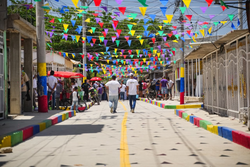 Pavimentación de calles en El Pozón durante la entrega de nuevas vías por la Gobernación de Bolívar