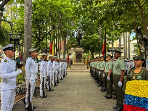 desfile del 20 de Julio en Cartagena con integrantes de la Fuerza Pública