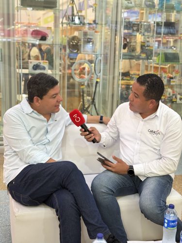 Familias visitando la Feria Inmobiliaria de Cartagena