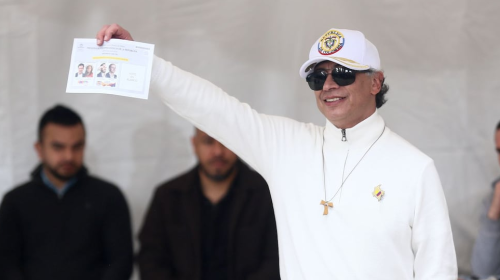 Gustavo Petro mostró públicamente su voto por Iván Cepeda